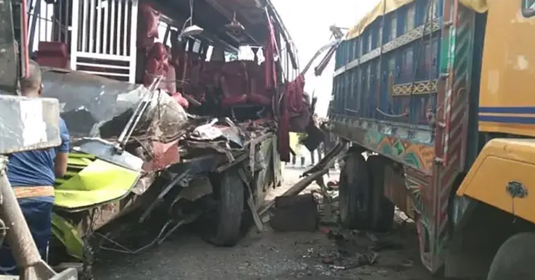 বাস-ট্রাক সংঘর্ষ